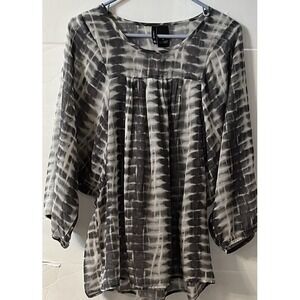 New Directions‎ size M pleats on the front round neck gray and black Long Sleeve